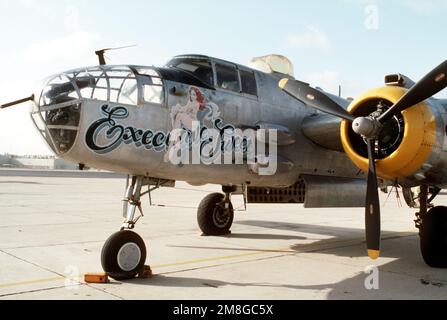 Ein Pinup schmückt die Nase des restaurierten B-25 Mitchell Bombers 'Executive Sweet'. Es und andere B-25s sind auf North Island, um für eine Nachstellung des 18. April 1942, Razzia von B-25s, den „Doolittle Raiders“, zu üben, die vom Flugzeugträger USS HORNET (CV-8) beim ersten US-Angriff auf Japans Heimatland während des Zweiten Weltkriegs gestartet wurde Die Nachstellung findet am 21. April 1992 vom Flugzeugträger USS RANGER (CV-61) in der Nähe von San Diego statt. Basis: Marineflugstation, Nordinsel Bundesstaat: Kalifornien(CA) Land: Vereinigte Staaten von Amerika (USA) Stockfoto
