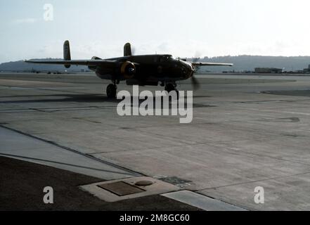 Der restaurierte B-25 Mitchell-Bomber „Heavenly Body“ startet während des Trainings für eine Nachstellung des 18. April 1942, Razzia von B-25s, den „Doolittle Raiders“, gestartet vom Flugzeugträger USS HORNET (CV-8) beim ersten US-Angriff auf Japans Heimatland während des Zweiten Weltkriegs Die Nachstellung findet am 21. April 1992 vom Flugzeugträger USS RANGER (CV-61) in der Nähe von San Diego statt. Basis: Marineflugstation, Nordinsel Bundesstaat: Kalifornien(CA) Land: Vereinigte Staaten von Amerika (USA) Stockfoto