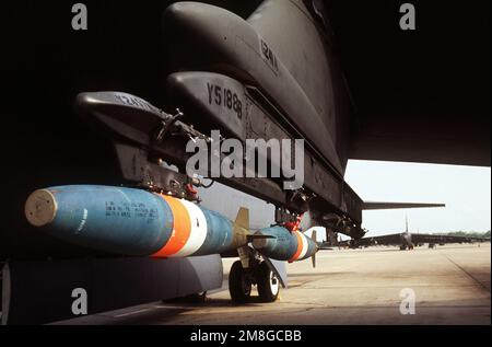 Eine Nahaufnahme von zwei BDU-50-Bomben mit geringem Luftwiderstand, die auf den Flügelpylon eines 596. Bombardierungstruppers B-52G Stratofortress während des Proud Shield'92, einem Bombenattentat- und Navigationswettbewerb des strategischen Luftwaffenkommandos, geladen wurden. Basis: Luftwaffenstützpunkt Barksdale Bundesstaat: Louisiana (LA) Land: Vereinigte Staaten von Amerika (USA) Stockfoto