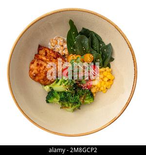 Hähnchenschüssel mit Gemüse und Mais Stockfoto