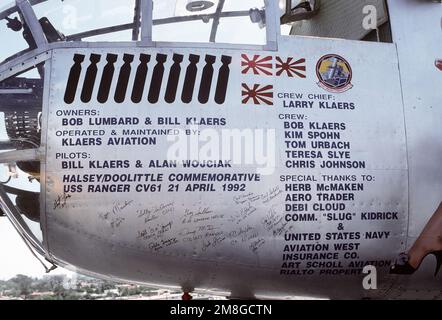 Missionsmarkierungen und Gedenkinformationen bedecken die Nase eines restaurierten B-25 Mitchell-Bomberflugzeugs auf dem Deck des Flugzeugträgers USS RANGER (CV-61). Es und eine weitere B-25 werden in einer Nachstellung von „Doolittle's Riad“ vom 18. April 1942 gestartet, in der 16 B-25 vom Flugzeugträger USS HORNET (CV-8) beim ersten Angriff auf Japan auf das Festland gestartet wurden. Basis: Marineflugstation, San Diego Bundesstaat: Kalifornien (CA) Land: Vereinigte Staaten von Amerika (USA) Stockfoto