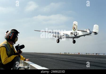 Ein Navy-Fotograf beobachtet, wie das restaurierte B-25 Mitchell-Bomberflugzeug aus dem Zweiten Weltkrieg in Stimmung vom Flugdeck des Flugzeugträgers USS Ranger (CV-61) abhebt. Das Flugzeug nimmt an einer Nachstellung von Doolittle's RAID vom 18. April 1942 Teil, bei der 16 B-25s vom Flugzeugträger USS Hornet (CV-8) beim ersten Angriff auf das japanische Festland gestartet wurden. Land: Pazifik (POC) Stockfoto