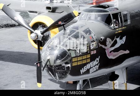 Eine Nahaufnahme der Nase des restaurierten B-25-Bomberflugzeugs „Heavenly Body“ aus dem Zweiten Weltkrieg von Mitchell. Es und eine weitere B-25 werden vom Flugzeugträger USS RANGER (CV-61) in einer Nachstellung von „Doolittle's RAID“ vom 18. April 1942 gestartet, in der 16 B-25 vom Flugzeugträger USS HORNET (CV-8) beim ersten Angriff auf das japanische Festland gestartet wurden. Basis: Marineflugstation, Nordinsel Bundesstaat: Kalifornien(CA) Land: Vereinigte Staaten von Amerika (USA) Stockfoto