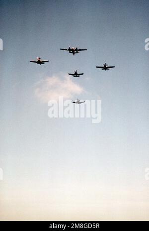Vier wiederhergestellte Flugzeuge aus dem Zweiten Weltkrieg fliegen über uns, nachdem zwei B-25 Mitchell-Bomberflugzeuge vom Flugzeugträger USS RANGER (CV-61) vor der Küste Kaliforniens gestartet wurden, in einer Nachstellung von "Doolittle's RAID" vom 18. April 1942, In dieser Zeit starteten 16 B-25 vom Flugzeugträger USS HORNET (CV-8) beim ersten Angriff auf Japan auf das Festland. Land: Pazifik (POC) Stockfoto