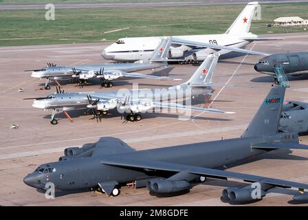 Zwei TU-95 Bear-Bombenflugzeuge, Center, und ein AN-124 Condor-Transportflugzeug des russischen Militärs, Hintergrund, parken auf der Fluglinie neben einem B-52H Stratofortress-Flugzeug der Bombardement-Geschwader von 62. Die russischen Flugzeuge sind im Rahmen eines Austauschprogramms auf Vorschlag DES GENERALSTABSCHEFS der Luftwaffe stationiert. Merrill A. McPeak. Basis: Luftwaffenstützpunkt Barksdale Bundesstaat: Louisiana (LA) Land: Vereinigte Staaten von Amerika (USA) Stockfoto