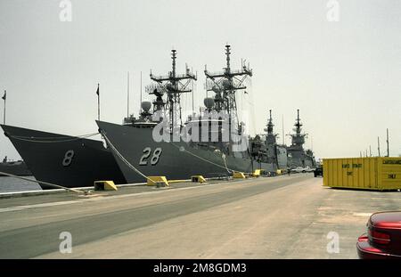 Backbord-Bogenansicht der an einem Pier verlegten geführten Raketenfregatten USS MCINERNEY (FFG-8) und USS BOONE (FFG-28). Basis: Marinestützpunkt, Mayport Bundesstaat: Florida (FL) Land: Vereinigte Staaten von Amerika (USA) Stockfoto