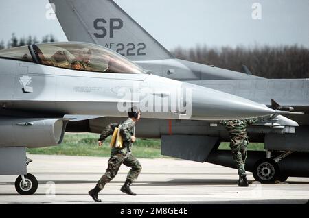 Bodenbesatzungsmitglieder aus dem 52. Kampfflug bereiten sich auf den Start der F-16C-Kampfflugzeuge vor. Basis: Luftwaffenstützpunkt Spangdahlem Bundesstaat Rheinland-Pfalz Land: Deutschland / Deutschland (DEU) Stockfoto