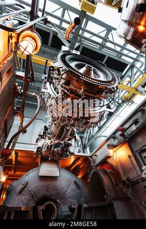 Der Motor eines Gasturbinenkompressors hängt während der Installation in einem Modul zur Stromerzeugung an einem Kran Stockfoto