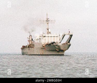 Steuerbord-Bugblick auf das Panzerlandeschiff USS FAIRFAX COUNTY (LST-1193) während der Übung Dragon Hammer '92. Betrifft Operation/Serie: DRACHENHAMMER '92 Land: Mittelmeer (MED) Stockfoto