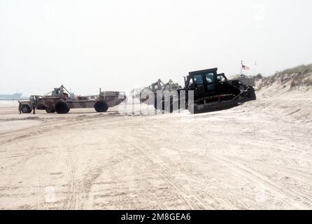 LARC-5 Amphibienfrachtschiffe und andere Ausrüstung werden am Strand während des Joint Logistics Over the Shore (JLOTS) Trainings positioniert, das Teil der Übung Ocean Venture '92 ist. Betreff Operation/Serie: OCEAN VENTURE '92 Bundesstaat: North Carolina(NC) Land: Vereinigte Staaten von Amerika (USA) Stockfoto