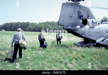 Zwei zivile Journalisten nähern sich der Rampe eines Marine CH-46E Sea Knight Hubschraubers. Sie berichten über Übung OCEAN VENTURE '92. Betrifft Operation/Serie: OCEAN VENTUE '92 Base: Marine Corps Base, Camp Lejeune Staat: North Carolina(NC) Land: Vereinigte Staaten von Amerika (USA) Stockfoto