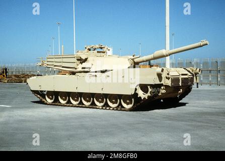 Ein M-1A1 Abrams Hauptkampfpanzer, der während der Operation Desert Shield eingesetzt wurde. Betroffene Operation/Serie: WÜSTENSCHILD Land: Unbekannt Stockfoto