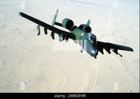 Luftaufnahme eines A-10A Thunderbolt II-Angriffsflugzeugs vom 354. Taktischen Kampfflügel, Luftwaffenstützpunkt Myrtle Beach, S.C., während Operation Desert Shield... Betroffene Operation/Serie: WÜSTENSTURM Land: Unbekannt Stockfoto