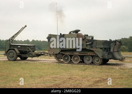 Ein M-9 Armored Combat Earth Mover (ACE) zieht ein Mine Clearing Line Charge (MICLIC)-System. Basis: Marinestützpunkt, Camp Lejeune Bundesstaat: North Carolina (NC) Land: Vereinigte Staaten von Amerika (USA) Stockfoto