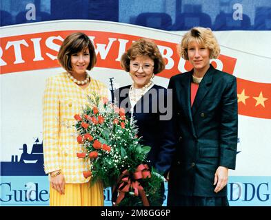 Margon Edney, der Sponsor des Schiffs, posiert für ein Foto mit den Ehrenmännern Jaimie Centeno, Left, und Merrie Mebust, Right, bei der Taufe und Abschusszeremonie für den geführten Raketenzerstörer USS CURTIS WILBUR (DDG-54). Mrs. Edney ist die Frau von ADM Leon A. Edney, Oberbefehlshaber der USA Oberbefehlshaber des Atlantischen Kommandos/Obersten Alliierten, Atlantik. Basis: Bath Bundesstaat: Maine(ME) Land: Vereinigte Staaten von Amerika (USA) Stockfoto