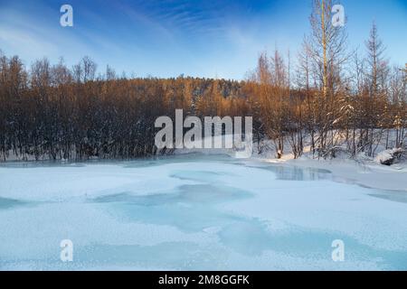 Frazil auf einem kleinen Fluss in Süd-Yakutia, Russland. Abendliche Winterlandschaft Stockfoto