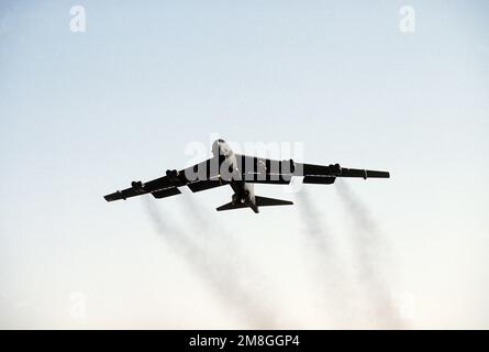Ein B-52G Stratofortress-Bombenflugzeug des 1708. Bombenflügels, bewaffnet mit Mark 82 500-Pfund-Bomben auf den Flügelpylonen, startet während der Operation Desert Storm auf eine Mission. Betroffene Operation/Serie: WÜSTENSTURM Land: Unbekannt Stockfoto