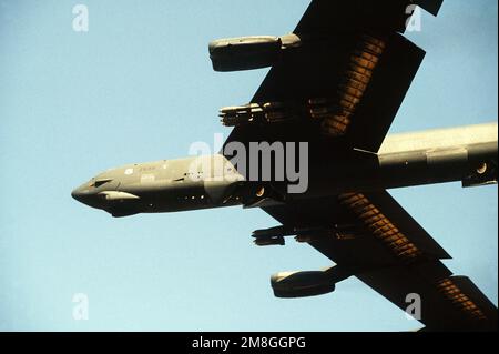 Ein B-52G Stratofortress-Bombenflugzeug des 1708. Bombenflügels, bewaffnet mit Bomben auf den Flügelpylonen, startet während der Operation Desert Storm auf eine Mission. Betroffene Operation/Serie: WÜSTENSTURM Land: Unbekannt Stockfoto
