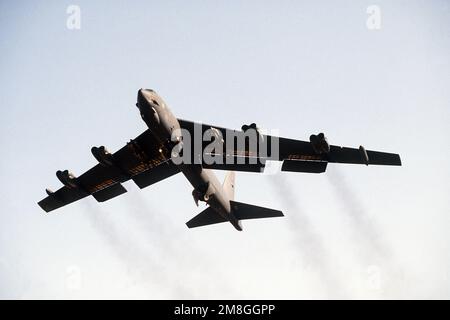 Ein B-52G Stratofortress-Bombenflugzeug des 1708. Bombenflügels, bewaffnet mit Mark 82 500-Pfund-Bomben auf den Flügelpylonen, startet während der Operation Desert Storm auf eine Mission. Betroffene Operation/Serie: WÜSTENSTURM Land: Unbekannt Stockfoto