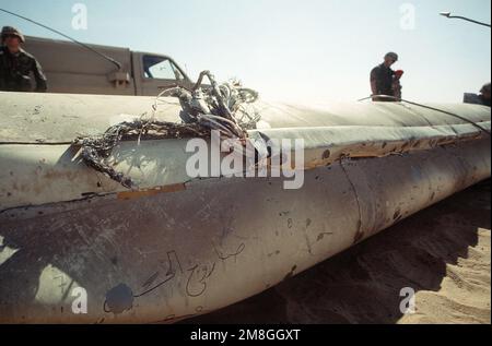 Ein Blick auf die Verkabelung an der Seite einer Scud-Rakete, die von einer MIM-104 Patriot-Luftrettungsrakete außerhalb von Riad während der Operation Desert Storm abgeschossen wurde. Betreff Operation/Serie: WÜSTENSTURM Land: Saudi-Arabien (Sau) Stockfoto