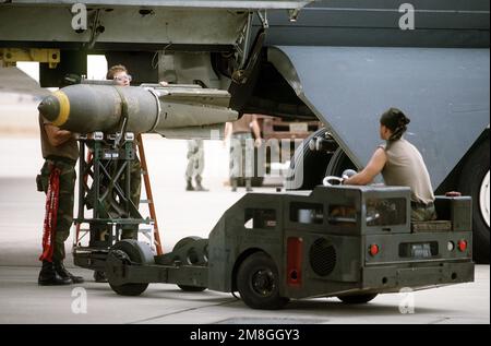 Mitglieder des Munitions Maintenance Squadron von 1708. verwenden einen MJ-1 Bombenlader, um M-117 750-Pfund Bomben auf ein B-52G Stratofortress Bomberflugzeug während der Operation Desert Storm zu laden. Betreff Operation/Serie: WÜSTENSTURM Land: Saudi-Arabien (Sau) Stockfoto