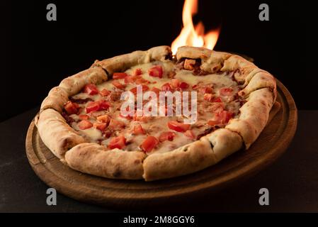 Ich koche indische Pizza. Pizza vor dem Kamin Stockfoto