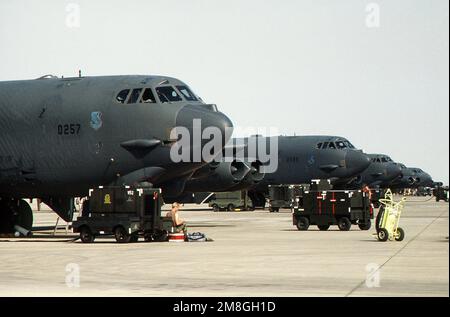 Mitglieder des 1708. Munitions Maintenance Squadron transportieren M-117 750-Pfund-Bomben zur Fluglinie, um während der Operation Desert Storm auf B-52G Stratofortress Bomber-Flugzeuge geladen zu werden. Betreff Operation/Serie: WÜSTENSTURM Land: Saudi-Arabien (Sau) Stockfoto