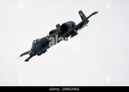 Eine Luftaufnahme eines US-Flugzeugs Air Force A-10A Thunderbolt II greift während der Operation Desert Storm an. Das Flugzeug ist mit AGM-65-Maverick-Luft-Boden-Raketen und AIM-9-Sidewinder-Luft-Raketen ausgerüstet. Betroffene Operation/Serie: WÜSTENSTURM Land: Unbekannt Stockfoto