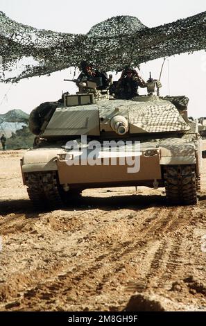 Armeemannschaft, ein M-1A1 Abrams Hauptpanzer, getarnt mit Netzen während der Operation Desert Storm. Betreff Operation/Serie: WÜSTENSTURM Land: Saudi-Arabien (Sau) Stockfoto