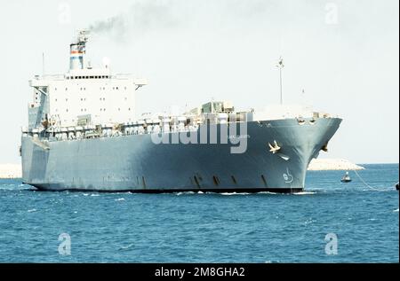 Steuerbord-Bugblick auf den vom Sealift-Kommando gecharterten Frachter Cape Ducato (T-AKR-5051), der während der Operation Desert Shield in einen Hafen einläuft. Betreff Operation/Serie: WÜSTENSCHILD Land: Saudi-Arabien (Sau) Stockfoto