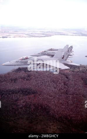 Eine Air-to-Air-Seitenansicht des drei-Strike-Fighter-Geschwaders 136 (VFA-136) F/A-18C Hornet in Formation. Das Geschwader ist dem nukleargetriebenen Flugzeugträger USS GEORGE WASHINGTON (CVN-73) zugewiesen. Land: Unbekannt Stockfoto