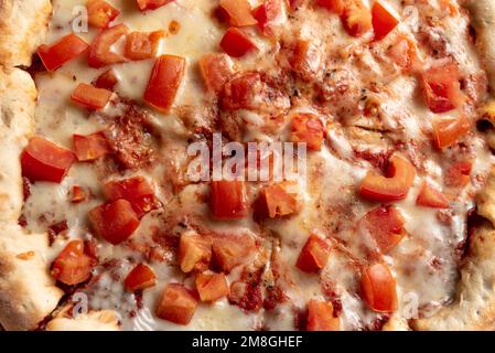 Indische Pizza mit Tomaten und Paprika aus nächster Nähe Stockfoto