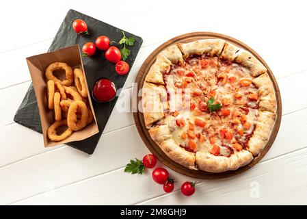 Indische Pizza auf weißem Hintergrund mit Snacks. Indisches Fast Food-Set Stockfoto