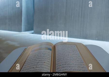Der Heilige Koran auf dem Rednerpult in einer Moschee. Hintergrundbild aus Ramadan oder islamic. Istanbul Turkiye - 11.12.2022 Stockfoto