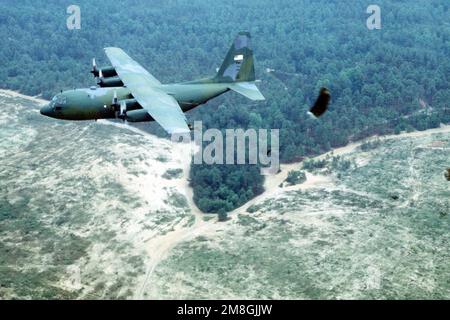 Ein C-130 Hercules vom 133. Airlift Wing, Air National Guard, Minneapolis, Minn., der die USA fallen lässt Fallschirmjäger der Armee beim RODEO-92-Wettkampf. Betreff Operation/Serie: RODEO-92-Basis: Luftwaffenstützpunkt Pope Staat: North Carolina (NC) Land: Vereinigte Staaten von Amerika (USA) Stockfoto