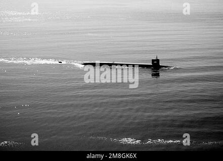 Straße von Juan de Fuca. Eine Luftsteuerbordansicht eines nuklearbetriebenen ballistischen Raketen-U-Boots der Ohio-Klasse, das von der Patrouille zurückkehrt. Basis: Puget Sound Bundesstaat: Washington (WA) Land: Vereinigte Staaten von Amerika (USA) Stockfoto