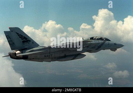 Eine Air-to-Air-Seitenansicht eines Kampfgeschwaders 143 (VF-143) F-14B Tomcat, das an einer Übungsübung über Virginia teilnimmt. Bundesstaat: Virginia(VA) Land: Vereinigte Staaten von Amerika (USA) Stockfoto