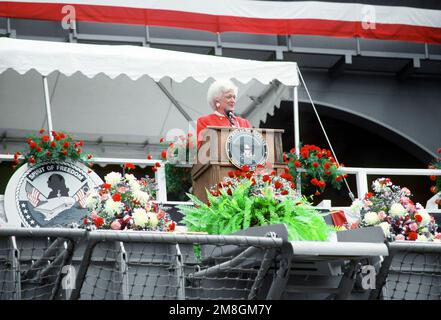 First Lady Barbara Bush, die Sponsorin des Schiffs, spricht während der Zeremonie zur Inbetriebnahme des nuklearbetriebenen Flugzeugträgers USS GEORGE WASHINGTON (CVN-73). Basis: Marineflugstation, Norfolk Bundesstaat: Virginia (VA) Land: Vereinigte Staaten von Amerika (USA) Stockfoto