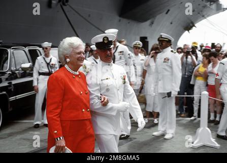 Ein leitender Petty Officer begleitet First Lady Barbara Bush, die Sponsorin des Schiffs, bei ihrer Ankunft zur Inbetriebnahmezeremonie des nuklearbetriebenen Flugzeugträgers USS GEORGE WASHINGTON (CVN-73). Basis: Marineflugstation, Norfolk Bundesstaat: Virginia (VA) Land: Vereinigte Staaten von Amerika (USA) Stockfoto