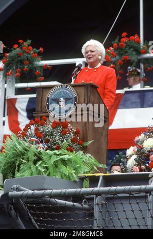 First Lady Barbara Bush, die Sponsorin des Schiffs, spricht während der Zeremonie zur Inbetriebnahme des nuklearbetriebenen Flugzeugträgers USS GEORGE WASHINGTON (CVN-73). Basis: Marineflugstation, Norfolk Bundesstaat: Virginia (VA) Land: Vereinigte Staaten von Amerika (USA) Stockfoto