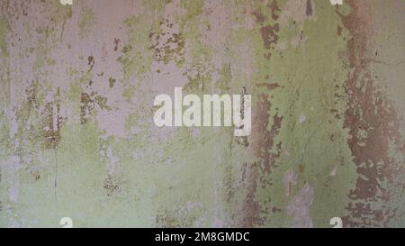 Zerklüftete Zimmerwand mit Tapeten und Farbresten als Vintage-Textur mit unebener Oberfläche in hellen Farben und leerem Raum, Grunge Grafikressourcen Stockfoto