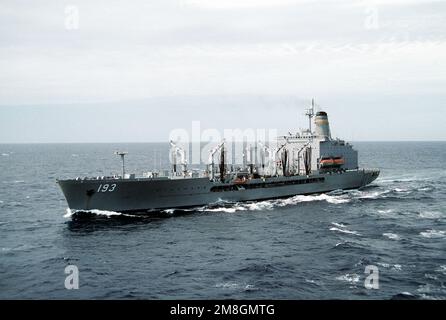 Ein Backbord-Bugblick des Flottenölers USNS WALTER S. DIEHL (T-AO-193) im Gange. Basis: USNS Walter S. Diehl (T-AO 193) Land: Südchinesisches Meer Stockfoto