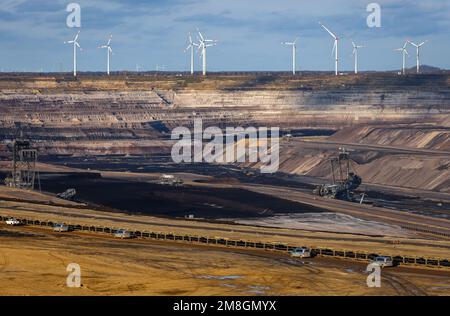 Erkelenz, Nordrhein-Westfalen, Deutschland - Rhenisches Braunkohlebergwerk, Schaufelradbagger in der Braunkohlemine Garzweiler von RWE, hier bei L Stockfoto