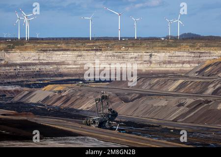 Erkelenz, Nordrhein-Westfalen, Deutschland - Rhenisches Braunkohlebergwerk, Schaufelradbagger in der Braunkohlemine Garzweiler von RWE, hier bei L Stockfoto