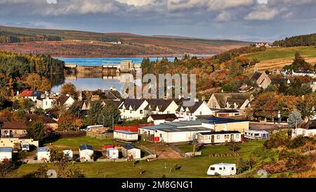 Blick über das Dorf Lairg in den schottischen Highlands bis zum Lairg-Staudamm und Loch Shin Stockfoto