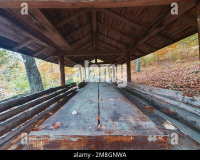 Holzunterkunft im Herbst Stockfoto
