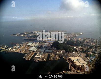 Luftaufnahme der Station mit dem Flugzeugträger USS RANGER (CV-61), anderen US-Schiffen und Schiffen der japanischen Seeschifffahrts-Selbstverteidigungstruppe. Basis: Marinestützpunkt, Yokosuka Land: Japan (JPN) Stockfoto