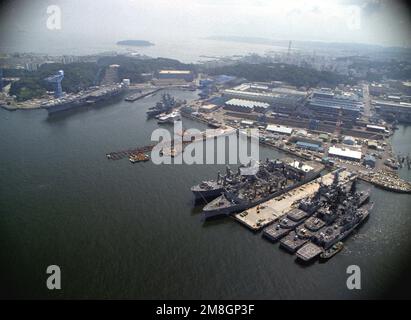 Luftaufnahme der Station mit dem Flugzeugträger USS RANGER (CV-61), anderen US-Schiffen und Schiffen der japanischen Seeschifffahrts-Selbstverteidigungstruppe. Basis: Marinestützpunkt, Yokosuka Land: Japan (JPN) Stockfoto