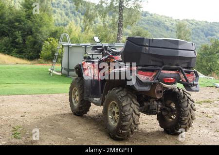 ATV Quad Bike vor der Berglandschaft. Stockfoto