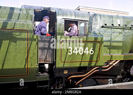 Dampflokomotive 34046 „Braunton“ am Bahnhof Chichester mit einem speziellen Charterzug Stockfoto